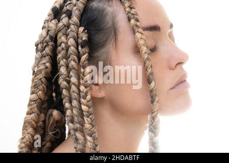 Ein Porträt einer jungen Frau vor weißem Hintergrund. Stockfoto