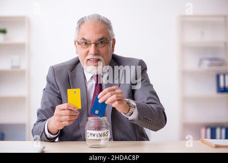 Alter Geschäftsmann Mitarbeiter im Rentenkonzept Stockfoto