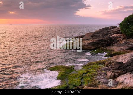 Seestücke und Küste bei Azhimala in der Nähe von Trivandrum, Kerala Stockfoto