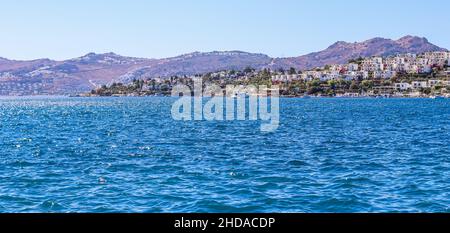 Blaues Meer, das in der Sonne funkelt. Schöne Küste mit Inseln, Bergen und Yachten. Sommerferien Konzept Stockfoto