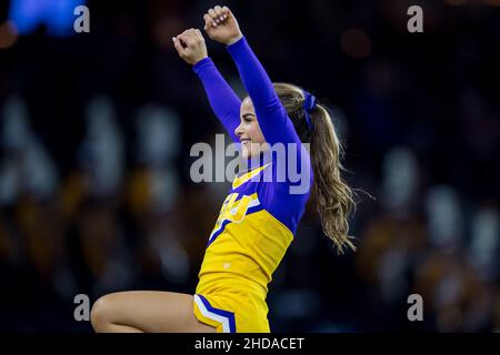 Houston, TX, USA. 4th Januar 2022. Ein Cheerleader der LSU Tigers tritt während des 2nd. Quartals des Texas Bowl NCAA Fußballspiels zwischen den LSU Tigers und den Kansas State Wildcats im NRG Stadium in Houston, TX, auf. Trask Smith/CSM/Alamy Live News Stockfoto