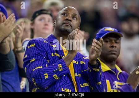 Houston, TX, USA. 4th Januar 2022. Ein LSU Tigers-Fan beobachtet das 2nd. Quartal des Texas Bowl NCAA Fußballspiels zwischen den LSU Tigers und den Kansas State Wildcats im NRG Stadium in Houston, TX. Trask Smith/CSM/Alamy Live News Stockfoto