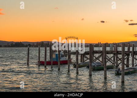 Anlegesteg am Bodensee bei Sonnenuntergang Stockfoto
