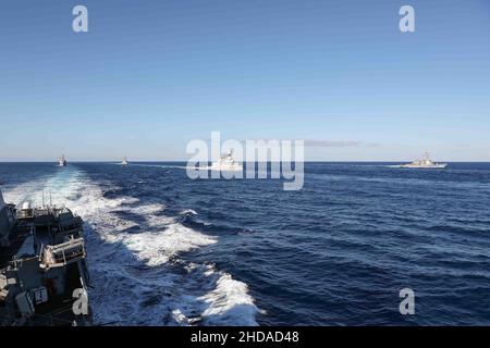 MITTELMEER (Jan 2, 2022) der Arleigh Burke-Klasse Lenkraketen-Zerstörer USS Ross (DDG 71), links, nimmt am 2. Januar 2022 an einer Fotoübung mit US- und alliierten Schiffen im Mittelmeer Teil. Ross, der im spanischen Rota stationiert ist, ist auf seiner Patrouille 12th im Einsatzgebiet der Sechsten Flotte der USA, um regionale Verbündete und Partner sowie nationale Sicherheitsinteressen der USA in Europa und Afrika zu unterstützen. (USA Navy Foto von Mass Communication Specialist 2nd Class Claire DuBois/veröffentlicht) Stockfoto