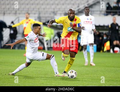 Seko Fofana von Lens, Reinildo Mandava von Lille (links) während des französischen Pokals, Runde 32, Fußballspiel zwischen RC Lens (RCL) und Lille OSC (LOSC) am 4. Januar 2022 im Stade Bollaert-Delelis in Lens, Frankreich - Foto Jean Catuffe / DPPI Stockfoto