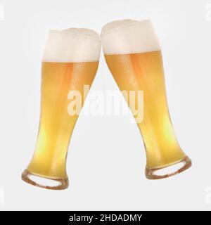 Zwei Weißbiergläser stoßen sich gegenseitig an Stockfoto