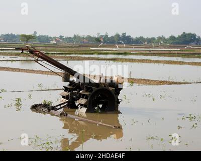 Ein Handtraktor ist eine beliebte landwirtschaftliche Ausrüstung in Indonesien. Von Landwirten verwendet, um auf Reisfeldern zu arbeiten. Stockfoto