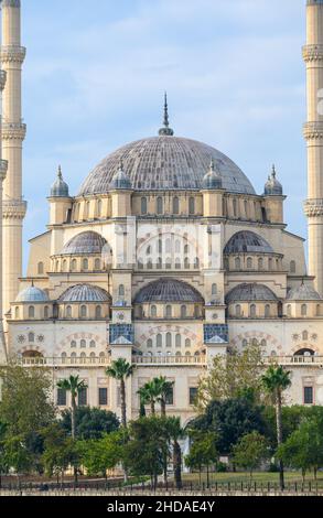 Sabanci Central Mosque in Adana, Türkei am Seyhan River. Eine der größten Moscheen der Türkei mit 6 Minaretten. Stockfoto
