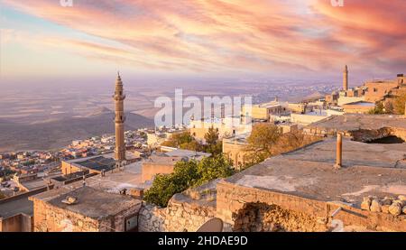 Die Altstadt von Mardin, Türkei bei Sonnenaufgang. Blick auf das Minarett der Großen Moschee Stockfoto