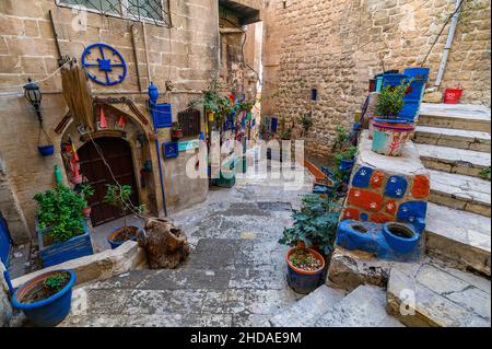 Mardin, Türkei. Bunte Straße in der Altstadt von Mardin Stockfoto