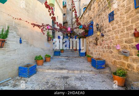 Mardin, Türkei. Bunte Straße in der Altstadt von Mardin Stockfoto