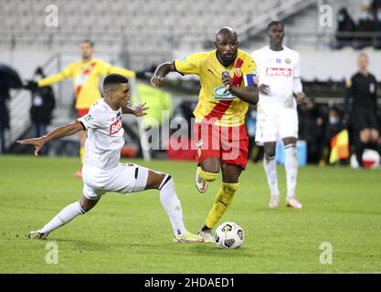 Seko Fofana von Lens, Reinildo Mandava von Lille (links) während des französischen Pokals, Runde 32, Fußballspiel zwischen RC Lens (RCL) und Lille OSC (LOSC) am 4. Januar 2022 im Stade Bollaert-Delelis in Lens, Frankreich - Foto: Jean Catuffe/DPPI/LiveMedia Stockfoto