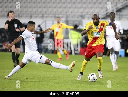 Seko Fofana von Lens, Reinildo Mandava von Lille (links) während des französischen Pokals, Runde 32, Fußballspiel zwischen RC Lens (RCL) und Lille OSC (LOSC) am 4. Januar 2022 im Stade Bollaert-Delelis in Lens, Frankreich - Foto: Jean Catuffe/DPPI/LiveMedia Stockfoto