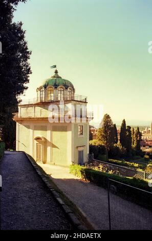 Ein Blick auf das Kaffeehaus im Boboli-Garten in Florenz, gedreht mit analoger Filmtechnik Stockfoto