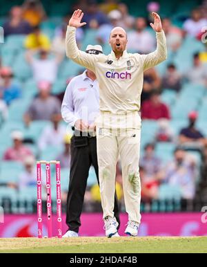 Sydney, Australien. 05th Januar 2022. Sydney, Australien. 05., 2022., 5th. Januar 2022. Jack Leach von England bowelt am ersten Tag des vierten Testmatches in der Ashes-Serie zwischen Australien und England auf dem Sydney Cricket Ground am 05. Januar 2022 in Sydney, Australien. (Nur für redaktionelle Verwendung) Credit: Izhar Ahmed Khan/Alamy Live News/Alamy Live News Stockfoto