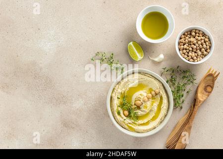 Hummus, pürierte Kichererbsen mit Limette, Gewürzen, Olivenöl und Kräutern Stockfoto