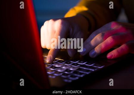 Hands-Typen auf einer Laptop-Tastatur. Stockfoto
