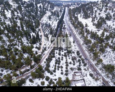 Der Eingang zur alten jüdischen Stadt Safed im Norden Israels nach Schneefall. Luftdrohnenansicht. Stockfoto