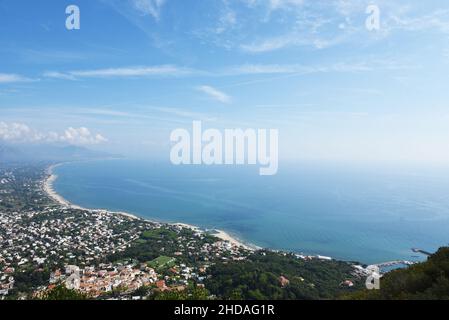 Landschaft mit San Felice Circeo Stadt an der berühmten Küste von Latium, Italien - Stadt am Fuße des Monte Circeo, wo die Homeric Legende von Ulysses gesetzt ist Stockfoto