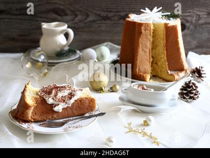 Traditionelle italienische Weihnachts-Pandoro-Scheibe mit Creme. Weihnachts- und Neujahrstraditionen Konzept. Stockfoto