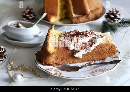 Traditionelle italienische Weihnachts-Pandoro-Scheibe mit Creme. Weihnachts- und Neujahrstraditionen Konzept. Stockfoto