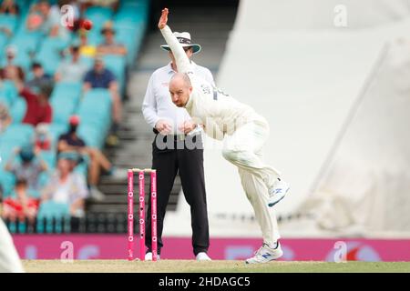 Sydney, Australien. 05th Januar 2022. Jack Leach von England bowelt während des Ashes 4th-Testmatches zwischen Australien und England am Sydney Cricket Ground, Sydney, Australien, am 5. Januar 2022. Foto von Peter Dovgan. Nur zur redaktionellen Verwendung, Lizenz für kommerzielle Nutzung erforderlich. Keine Verwendung bei Wetten, Spielen oder Veröffentlichungen einzelner Clubs/Vereine/Spieler. Kredit: UK Sports Pics Ltd/Alamy Live Nachrichten Stockfoto