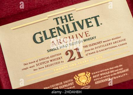 EDINBURGH, SCHOTTLAND - 04. JANUAR 2022: Box mit 21 Jahre altem Glenlivet Single Malt Scotch Whisky Stockfoto