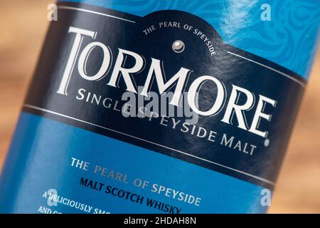 EDINBURGH, SCHOTTLAND - 23. DEZEMBER 2021: Box mit 12 Jahre altem TORMORE Single Malt Scotch Whisky Stockfoto