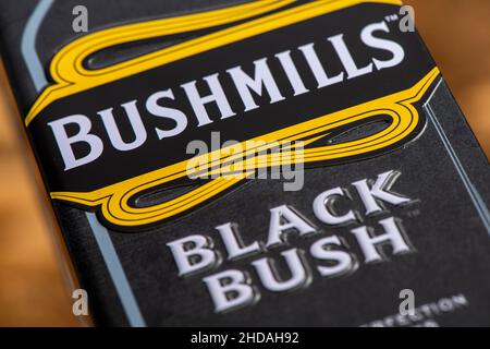 EDINBURGH, SCHOTTLAND - 04. JANUAR 2022: Schachtel mit IRISCHEM Whisky AUS dem SINGLE Malt-WHISKY VON BUSHMILLS Stockfoto