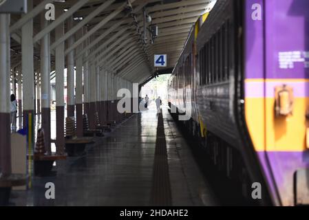 Bangkok, Thailand. 03rd Januar 2022. Bangkok Railway Station (Hua Lamphong), gab es Menschen, die das Gebäude und Bahnsteigebereiche besuchten, einschließlich derer, die während der Neujahrsferien reisten. (Foto von Teera Noisakran/Pacific Press) Quelle: Pacific Press Media Production Corp./Alamy Live News Stockfoto