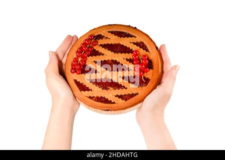 Erdbeerkuchen in Frauenhänden isoliert auf weißem Hintergrund Stockfoto