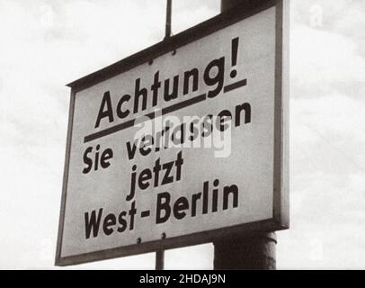 Die Serie der archivel-Fotos zeigt das Reiseverbot zwischen Ost- und West-Berlin im August 1961 und zeigt den Bau von Barrikaden, die schließlich sein würden Stockfoto