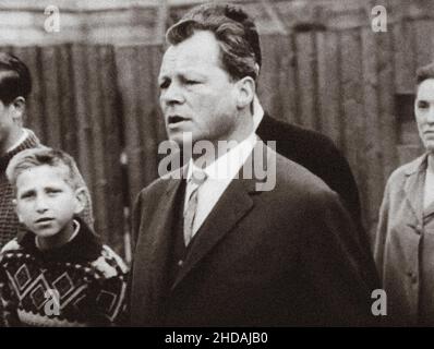 Berliner Krise von 1961. Willy Brandt Regierender Bürgermeister von West-Berlin. Die Serie der archivel-Fotos zeigt das Reiseverbot zwischen Ost und West im August 1961 Stockfoto