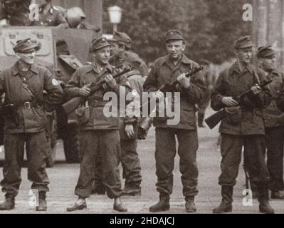 Berliner Krise von 1961. Beginn des Baus der Berliner Mauer. Ostdeutsche Kampfgruppen der Arbeiterklasse ('Betriebskampfgruppen') mit sovi Stockfoto