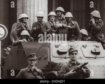 Berliner Krise von 1961. Beginn des Baus der Berliner Mauer. Ostdeutsche Kampfgruppen der Arbeiterklasse ('Betriebskampfgruppen') mit sovi Stockfoto