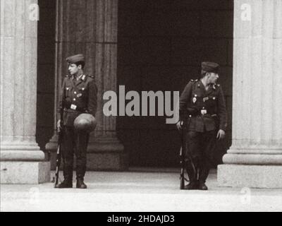 Berliner Krise von 1961. DDR-Patrouillen in der Nähe des Brandenburger Tors. Die Serie der archivel-Fotos zeigt das Reiseverbot zwischen Ost und Wes im August 1961 Stockfoto