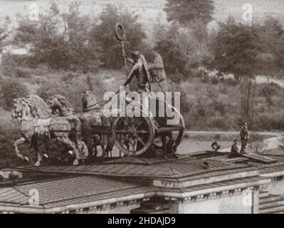 Berliner Krise von 1961. DDR-Patrouillen in der Nähe des Brandenburger Tors. Die Serie der archivel-Fotos zeigt das Reiseverbot zwischen Ost und Wes im August 1961 Stockfoto