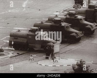 Berliner Krise von 1961. DDR-Patrouillen in der Nähe des Brandenburger Tors. Die Serie der archivel-Fotos zeigt das Reiseverbot zwischen Ost und Wes im August 1961 Stockfoto