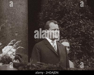 Berliner Krise von 1961. Willy Brandt Regierender Bürgermeister von West-Berlin. Die Serie der archivel-Fotos zeigt das Reiseverbot zwischen Ost und West im August 1961 Stockfoto