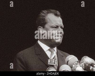 Berliner Krise von 1961. Willy Brandt Regierender Bürgermeister von West-Berlin. Die Serie der archivel-Fotos zeigt das Reiseverbot zwischen Ost und West im August 1961 Stockfoto