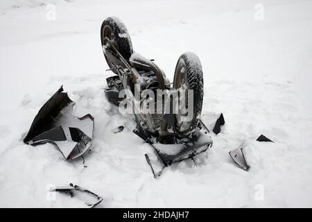 Beschädigter Roller im Winter im Schnee Stockfoto