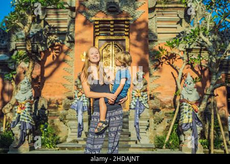 Mutter und Sohn Touristen in Ubud Palace, Bali - Im Inneren des Ubud Palace, Bali, Indonesien. Reisen mit Kindern Konzept. Stockfoto