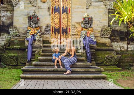 Mutter und Sohn Touristen in Ubud Palace, Bali - Im Inneren des Ubud Palace, Bali, Indonesien. Reisen mit Kindern Konzept. Stockfoto