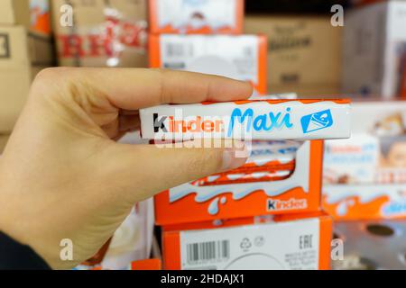 Tyumen, Russland-02. Dezember 2021: Kinder Chocolate maxi Logo ist eine Produktmarke des italienischen Süßwarenkonzerns Ferrero. Stockfoto
