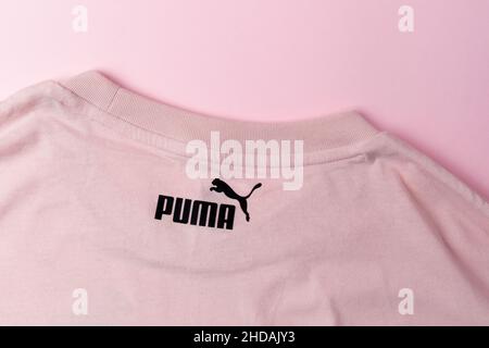 Tyumen, Russland-08. Dezember 2021: Markenlogo des Sportartikelherstellers PUMA close up. Stockfoto