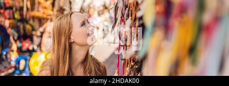 Frau Reisende wählen Souvenirs auf dem Markt in Ubud in Bali, Indonesien BANNER, Langformat Stockfoto