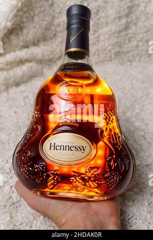 Tjumen, Russland-27. November 2021: Cognac Hennessy X.O. Flasche Logo Vertikales Foto Stockfoto