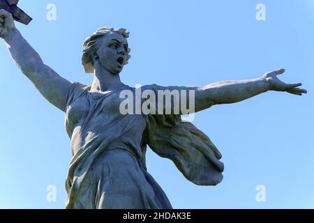 Wolgograd, Russland-16. September 2021: Die Skulptur Mutterland auf dem Gipfel von Mamajew Kurgan. Stockfoto