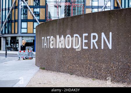 London England Großbritannien Januar 02 2022, Tate Modern Art Gallery Veranstaltungsort Southwark London Schild an der Wand bemalt ohne Menschen Stockfoto