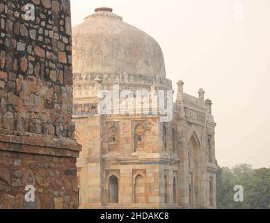 Altes Gebäude an einem sonnigen Tag in Lodhi Garden, Delhi, Indien Stockfoto